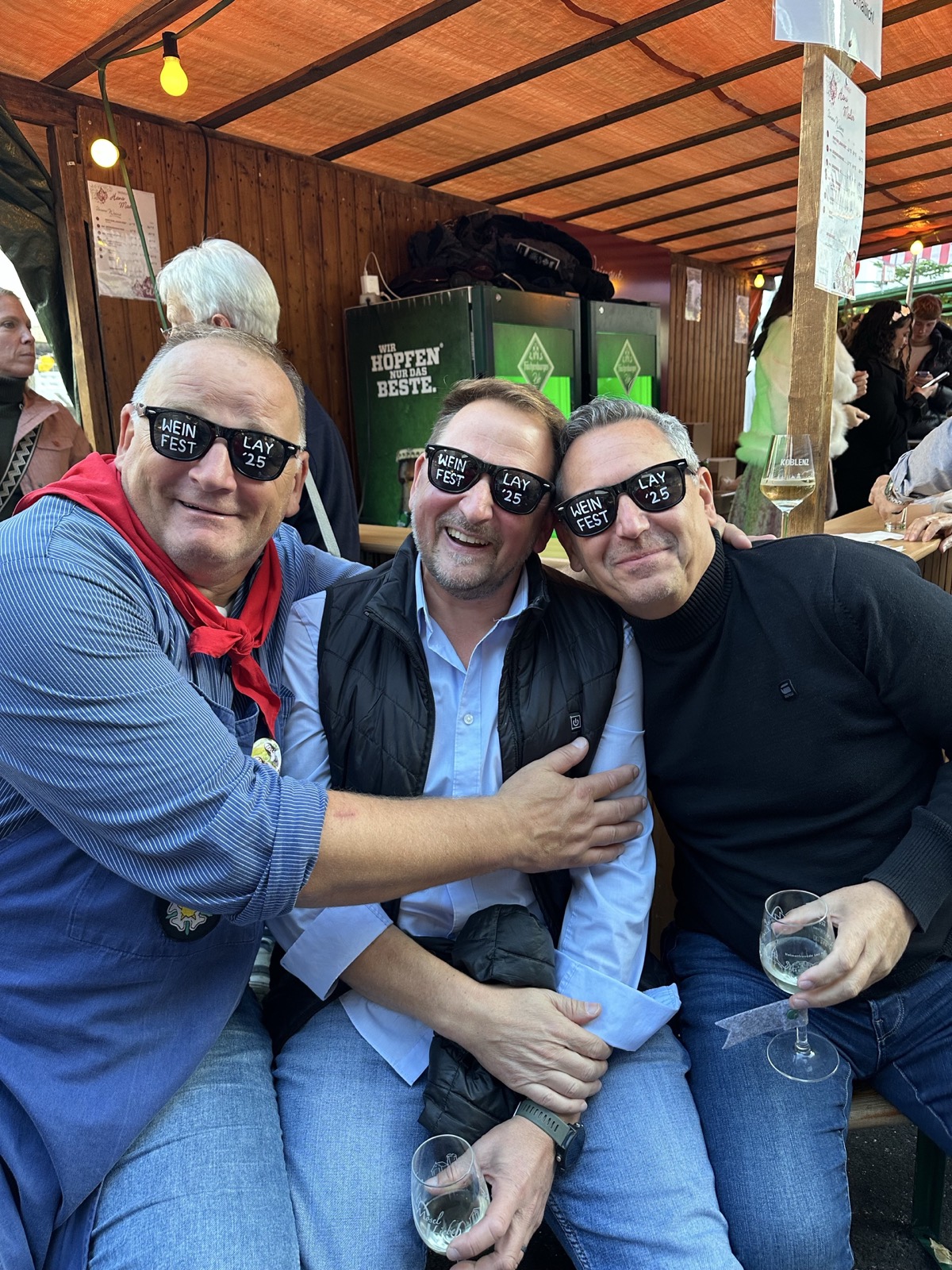 Fröhliche Feststimmung beim Weinfest in Lay