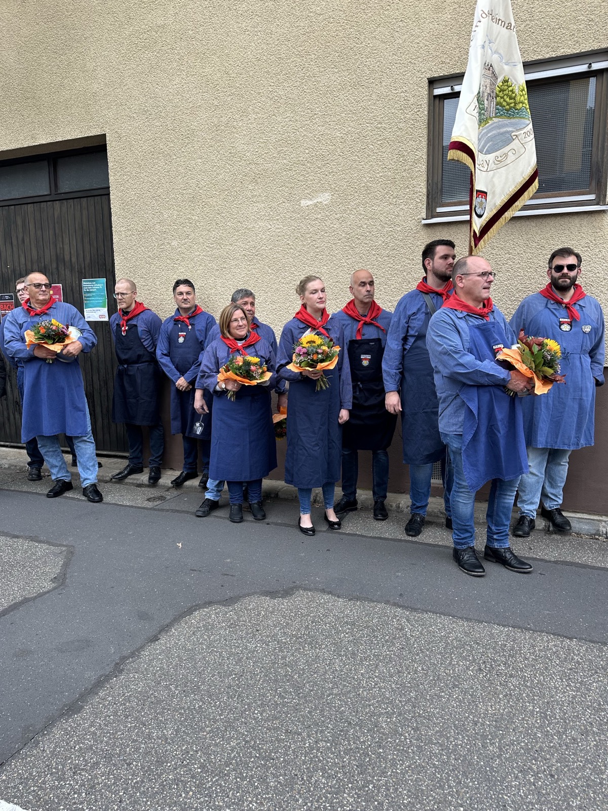 Heimatfreunde Lay mit Vereinsfahne