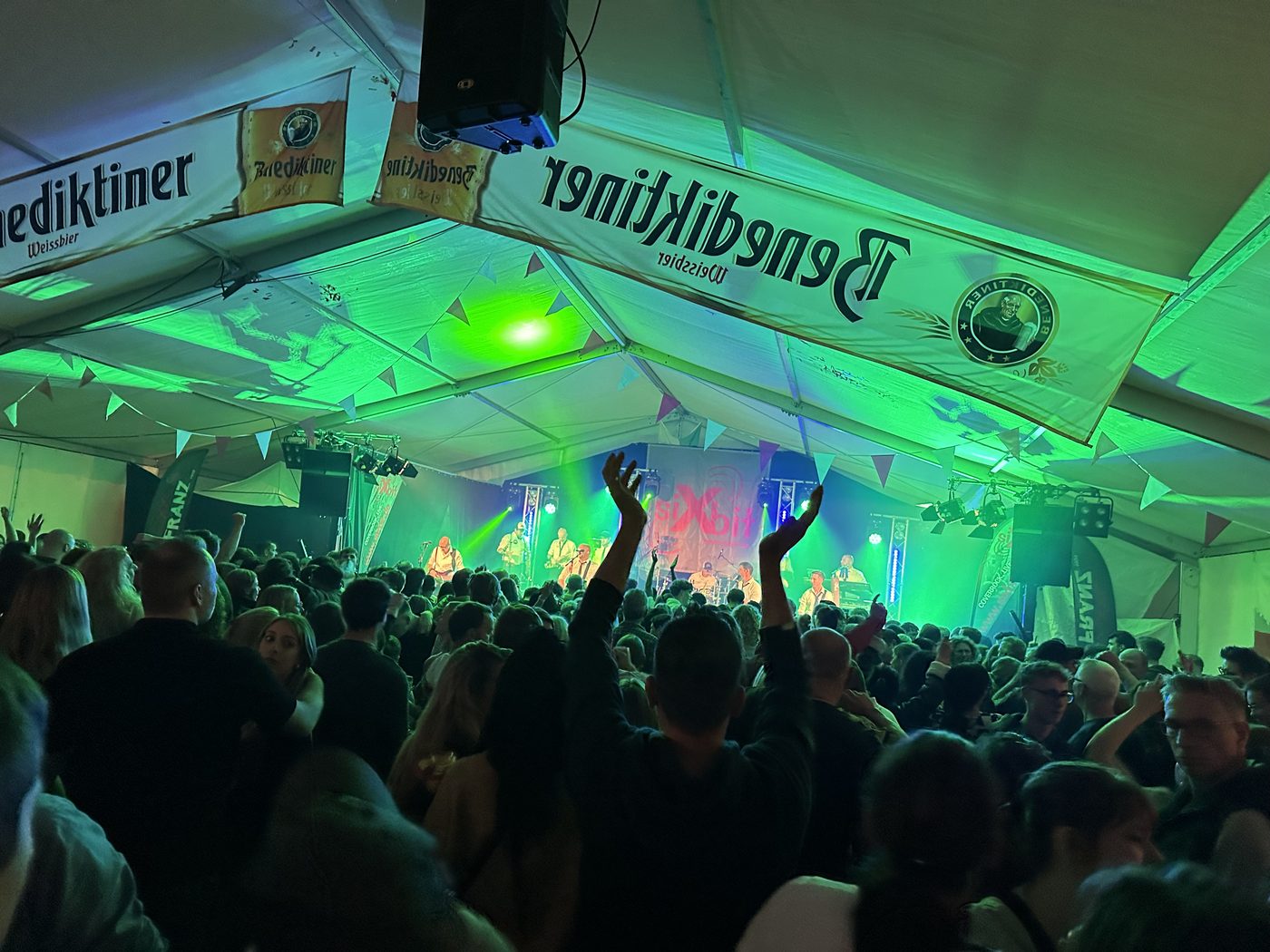Volle Tanzfläche vor der Live-Bühne beim Weinfest in Lay