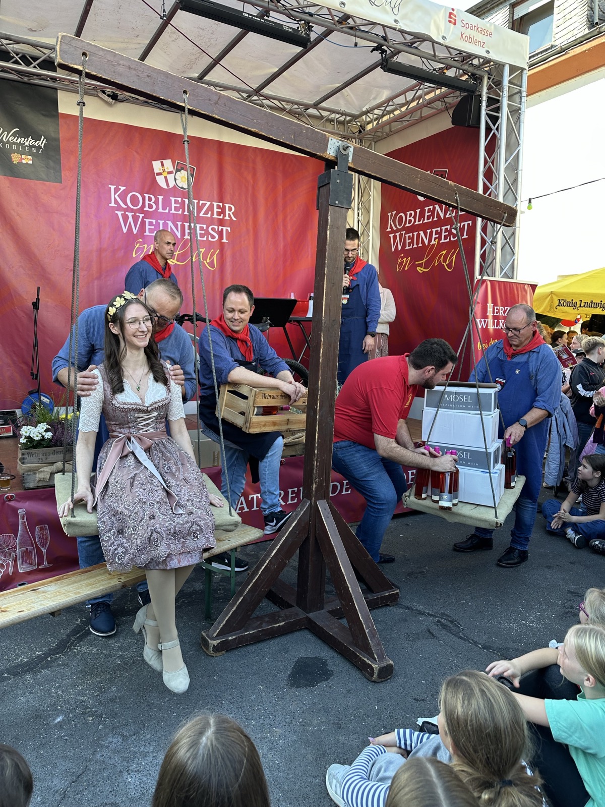 Traditionelle Weinwaage beim Koblenzer Weinfest in Lay